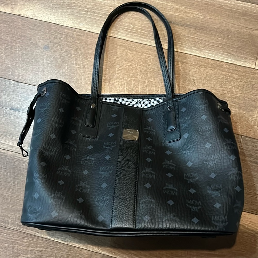 Excellent condition MCM Reversible Liz Shoppe